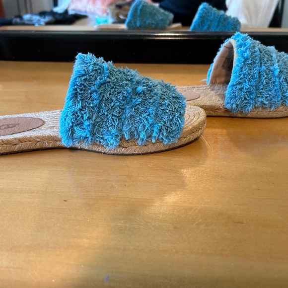 Ugg slippers size 7 - Picture 4 of 6